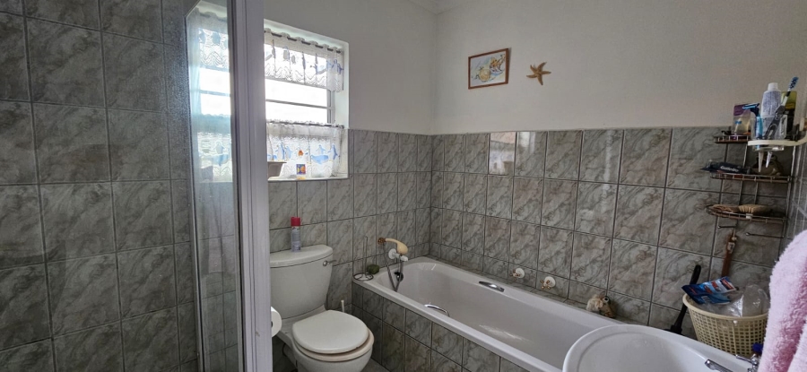 5 Bedroom Property for Sale in Wavecrest Eastern Cape